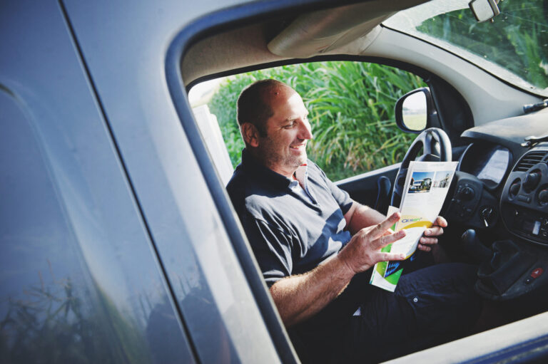 Client avec plaquette Alsen dans son véhicule